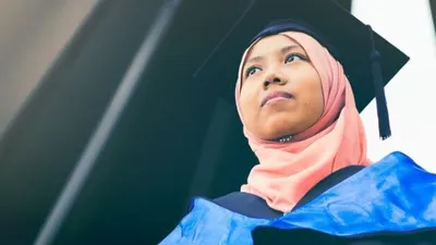 Ilustrasi perguruan tinggi dengan lulusan cepat dapat kerja.