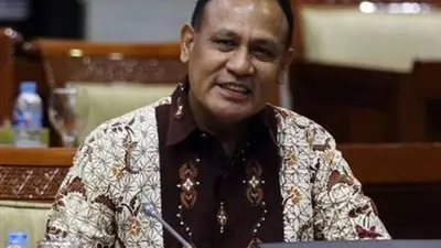Hadir lebih awal dari jadwal yang telah ditentukan, Firli Bahuri menjalani pemeriksaan di lantai enam ruang pemeriksaan Dit Tipidkor.