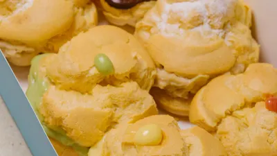 Soes Surgawi | Mungkin para perantau Jakarta bingung oleh-oleh apa yang bisa diberikan untuk orang tua atau keluarga di kampung?