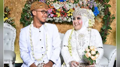 Dalam profil dan biodata singkat sosok Julian Dwi Setiono, ternyata ia memiliki seorang istri bernama Santika Fujasari.
