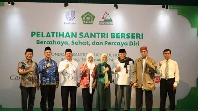 Dalam program yang bertujuan meningkatkan Perilaku Hidup Bersih dan Sehat (PHBS) di kalangan santri dan santriwati itu, diisi dengan kegiatan edukasi kesehatan dan pelatihan guna cetak Duta Santri.