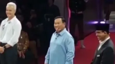 Prabowo Subianto Menjulurkan Lidah saat Debat Capres Perdana