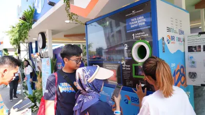 Di acara HUT ke-128 BRI, terdapat pula Reverse Vending Machine yang bertujuan untuk mendapatkan nilai ekonomis dari sampah botol plastik.