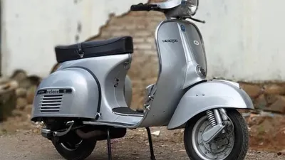 Dikenal dengan gaya ikoniknya, Vespa Sprint telah menjadi favorit penggemar Vespa sejak diluncurkan pertama kali pada tahun 1965.