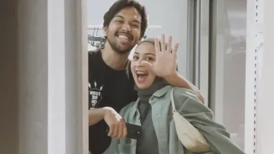 Elmer Syaherman dengan Ira Nandha. Perselingkuhan Elmer Syaherman dengan pramugari Bella Damaika ini dibongkar oleh istri sah, Ira Nandha yang merupakan seorang influencer.
