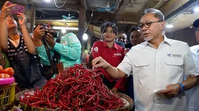 Mendag saat meninjau harga pangan di pasar tradisional.