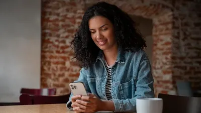 Mengungkap Kepribadian Seseorang Berdasarkan Cara Memegang Handphone, Apa Saja Fakta Uniknya?