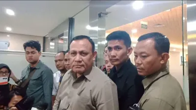 Firli Bahuri selesai menjalani pemeriksaan sebagai tersangka dalam kasus dugaan pemerasan di Bareskrim Polri, Jumat 1 Desember 2023.