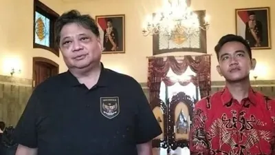 Gibran Rakabuming Raka bersama Ketua Umum Partai Golkar Erlangga Hartarto