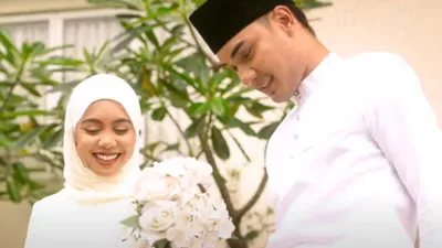 Lirik lagu &quot;Sah&quot; yang menjadi tren di YouTube. Lagu ini dinyanyikan oleh Sarah Suhairi bersama Alfie Zumi.
