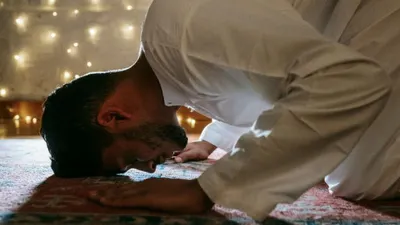 Ilustrasi tata cara dan niat sholat Tarawih 11 rakaat sendirian di rumah.