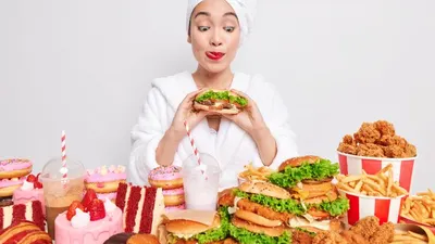 Ilustrasi menonton mukbang saat puasa.