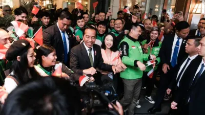 Beredar sebuah video yang menunjukkan Presiden Joko Widodo (Jokowi) joget bersama para mitra ojol di vietnam.