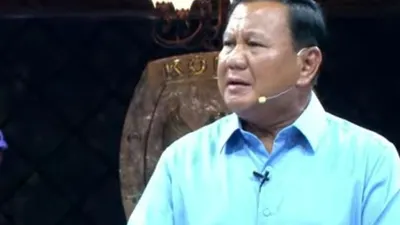 Calon presiden nomor urut 3, Prabowo Subianto, membalas pernyataan Anies Baswedan yang mengatakan demokrasi Indonesia saat ini mengalami kemunduran.