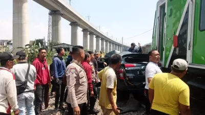 Kereta Feeder Whoosh Tabrak Mobil Sigra di Bandung Barat