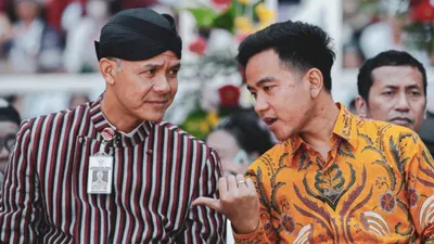 Direktur Eksekutif Lingkar Madani, Ray Rangkuti, menyatakan bahwa Presiden Joko Widodo (Jokowi) sedang membangun kerajaan dinasti politik.
