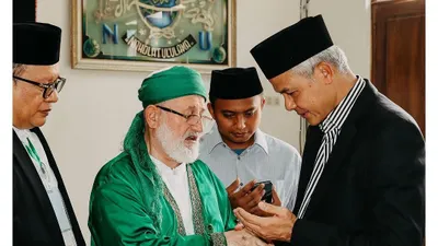 Ganjar Pranwowo dapat amalan khusus dari Syekh Muhammad Fadhil Jailani, yang merupakan cucu ke-25 dari Syekh Abdul Qadir Jailani yang dikenal sebagai sufi masyhur serta Sulthanul Auliya&rsquo;