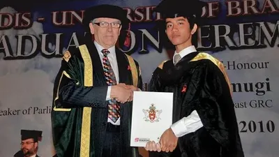 Gibran Rakabuming Raka merasa geram dengan tudingan Sarjana Bodong yang disematkan kepada dirinya.