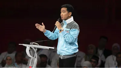 Cawapres nomor urut 2 Gibran Rakabuming menyindir cawapres nomor urut 1 Muhaimin Iskandar (Cak Imin) menggunakan contekan.