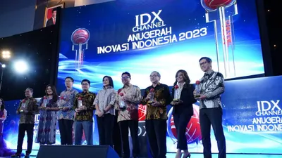  Direktur Utama bank bjb syariah Adang A. Kunandar berfoto bersama para CEO penerima penghargaan di IDX Anugerah Inovasi Indonesia 2023