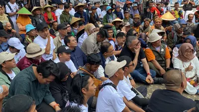  Anies Baswedan beserta relawan duduk lesehan di halaman Gedung Indonesia Menggugat karena akses pintu Gedung dikunci pada Minggu, 8 Oktober 2023.