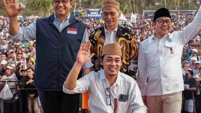 Anies Baswedan saat menghadiri pasar rakyat di Malang.