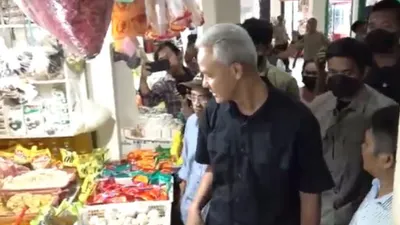 Ganjar Pranowo melakukan blusukan ke Pasar Kranggan Kota Bekasi, Sabtu (16/12/2023). Profil dan Fakta Unik Capres No 3: Ganjar Ternyata Sempat Jualan Bensin