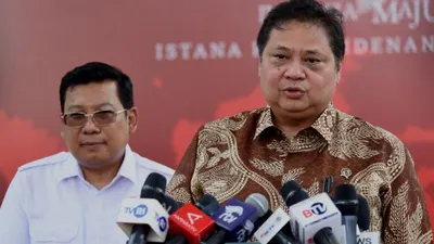 Viral di Media Sosial Beras Bansos Berstiker Prabowo-Gibran, Airlangga Beri Tanggapan: Bansos Semua Program...