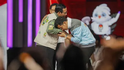Ray Rangkuti Soroti Gibran Cium Tangan Menunduk, Kamuflase untuk Buktikan Punya Sopan Santun?