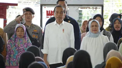 Presiden Joko Widodo (Jokowi) dan Ibu Negara kali ini menyapa 5.000 nasabah PNM Mekaar dari Kabupaten Wonogiri di Stadion Krisak Singodutan pada Kamis, 1 Februari 2024, hari ini.