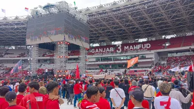 Pendukung Capres Cawapres Ganjar Mahfud, hadiri konser salam metal, 03 menang total, di Stadion GBK, Jakarta, Sabtu (3/1). 