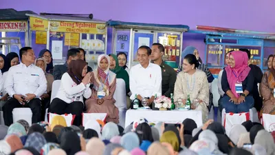 Di hadapan nasabah Mekaar yang antusias atas kehadiran presidennya, Jokowi sambil melihat Ibu Iriana dan melihat ke semua nasabah ia mengatakan telah membeli kalung indah untuk Ibu negara dan telah dipakai Ibu Iriana.