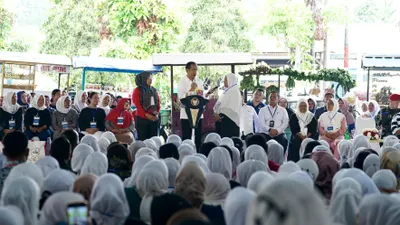 Presiden Joko Widodo (Jokowi) puji salah satu produk Nasabah PNM Mekaar, Sri Hartati, yang merupakan olahan tempe kering yang disulap menjadi keripik tempe lezat.