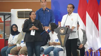 Presiden RI Joko Widodo (Jokowi) puji sikap disiplin ibu nasabah Mekaar saat kunjungannya bersama Menteri BUMN Erick Thohir dan Menteri Perdagangan Zulkifli Hasan ke 3.000 nasabah PNM Mekaar di GOR Basket Bekasi, Kota Bekasi, Jawa Barat, pada Jumat, 16 Februari 2024.