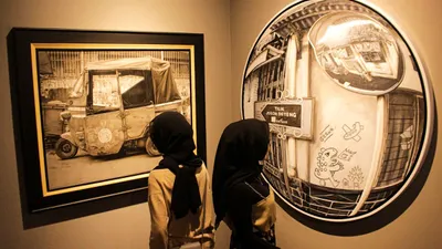 Pengunjung mengamati karya seni rupa yang dipajang dalam pameran bertajuk 1st Grey Annual Award di Grey Art Gallery, Jalan Braga, Kota Bandung, Jumat 19 Januari 2024.