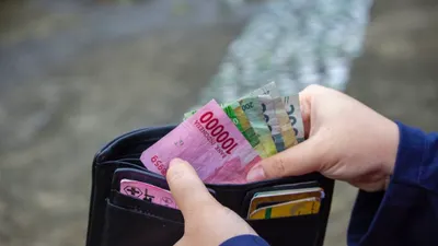 Illustrasi mengungkap kepribadian seseorang berdasarkan isi dompet.