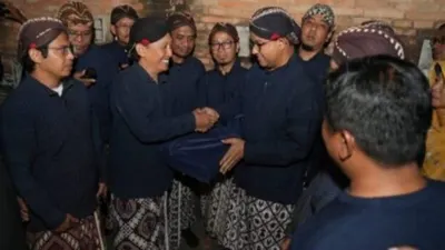 Anies Baswedan menerima Cakra dari keluarga besar Kotagede, anak turunan dari para pendiri Kerajaan Mataram Islam ketika ziarah ke makam Panembahan Senopati di Kompleks Makam Raja Mataram Islam, Kotagede, Yogyakarta, Minggu (14/8/2023).
