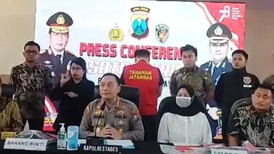 Kapolresta Surabaya, Kombes Pol Pasma Royce, menetapkan Gregorius Ronald Tannur sebagai tersangka penganiayaan yang mengakibatkan Dini Sera Afrianti meninggal dunia. 