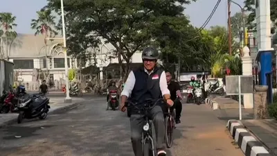 Anies Baswedan bersepeda saat akan periksa kesehatan di RS Fatmawati