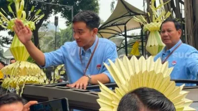 Jadi Sorotan! Tingkah Gibran Rakabuming Raka Bagikan Tahu kepada Pendukung Jelang Daftar ke KPU Hari Ini 