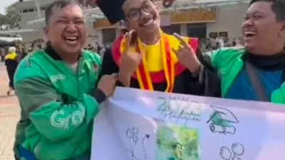 Perjuangan Driver Ojol Ngojek Sambil Kuliah hingga Wisuda, Bikin Bangga Orang Tua!