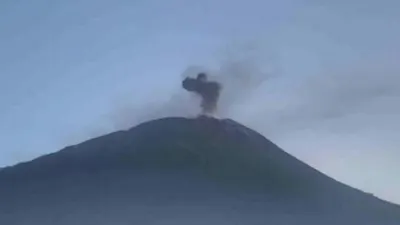 Warga Ketakutan, Ada Suara Dentuman dan Gemuruh Sebelum Gunung Marapi Erupsi