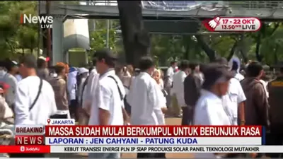 Jelang Putusan MKMK, Ribuan Massa Penuhi Area Patung Kuda Mendukung MK: Bawa Poster &lsquo;Aku Padamu MK&rsquo;