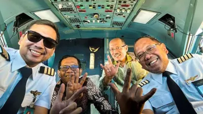 Mahfud MD Masuk ke Kokpit Garuda Sambil Foto 3 Jari Bareng Pilot, Reza Indragiri Beri Kritikan Menohok Begini (instagram @mohmahfud)