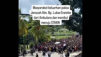 Iring-iringan Jenazah Mantan Gubernur Papua Berakhir Ricuh, Massa Keluarkan Paksa Jenazah Lukas Enembe