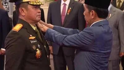 Presiden RI Joko Widodo telah melantik Kepala Staf Angkatan Darat (KSAD) baru, yakni Letjen Maruli Simanjuntak pada Rabu, 29 November 2023. 