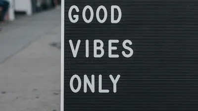 6 Tanda Kamu Punya Aura Positive Vibes yang Memikat Banyak Orang, Salah Satunya Pintar Jaga Lisan