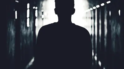 Jika kita memperhatikan, ada beberapa ciri khas yang sering ditemui pada individu yang dianggap misterius. Berikut beberapa di antaranya.