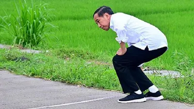 Presiden Joko Widodo (Jokowi)  meninjau ruas Jalan Surakarta-Gemolong (Sragen)-Purwodadi.