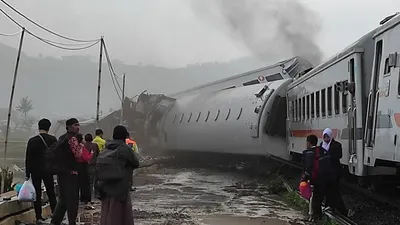 Dalam kecelakaan KA 350 Commuter Line Bandung Raya dengan KA Turangga, dikonfirmasi keduanya bertabrakan pada jalur yang sama.